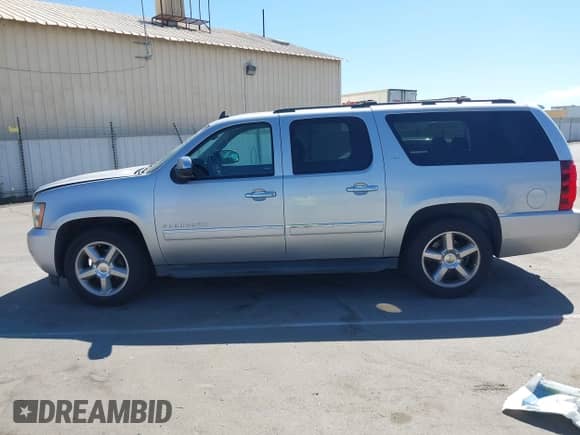 2013 Chevrolet Suburban LTZ z VIN 1GNSKKE79DR159399, wystawiony jako IAAI lot #42678920 z przebiegiem 199 380 mil mil oraz . Historia ofert i sprzedaży dostępna na DreamBid. Obrazek 14.