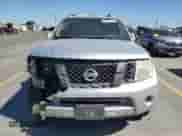2011 Nissan Pathfinder LE z VIN 5N1AR1NB4BC630322, wystawiony jako Copart lot #64050515 z przebiegiem 251 886 mil mil oraz Szkoda całkowita • Salvage title. Historia ofert i sprzedaży dostępna na DreamBid. Obrazek 5.