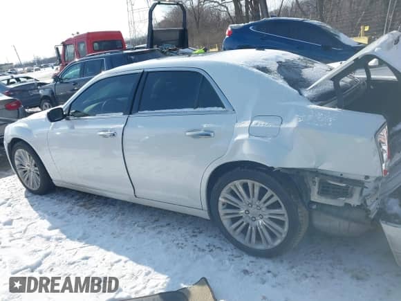 2012 Chrysler 300 C Luxury Series z VIN 2C3CCAPT5CH253894, wystawiony jako IAAI lot #41600825 z przebiegiem 123 357 mil mil oraz . Historia ofert i sprzedaży dostępna na DreamBid. Obrazek 14.