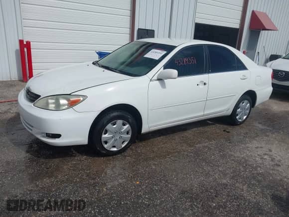 2002 Toyota Camry LE z VIN 4T1BE32K12U093855, wystawiony jako IAAI lot #43289351 z przebiegiem 303 306 mil mil oraz . Historia ofert i sprzedaży dostępna na DreamBid. Obrazek 2.