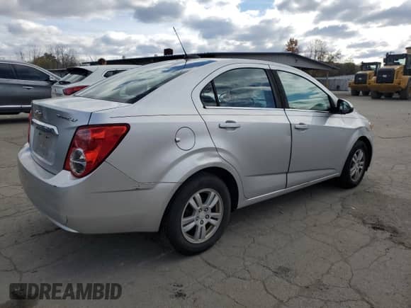 2016 Chevrolet Sonic LT z VIN 1G1JC5SG2G4104293, wystawiony jako Copart lot #90541535 z przebiegiem 157 295 mil mil oraz Czysty tytuł • Clean title. Historia ofert i sprzedaży dostępna na DreamBid. Obrazek 3.