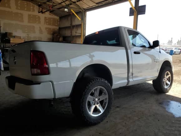 2019 Ram 1500 Express z VIN 3C6JR6AG6KG675995, wystawiony jako Copart lot #56966444 z przebiegiem 97 743 mil mil oraz Szkoda całkowita • Salvage title. Historia ofert i sprzedaży dostępna na DreamBid. Obrazek 3.