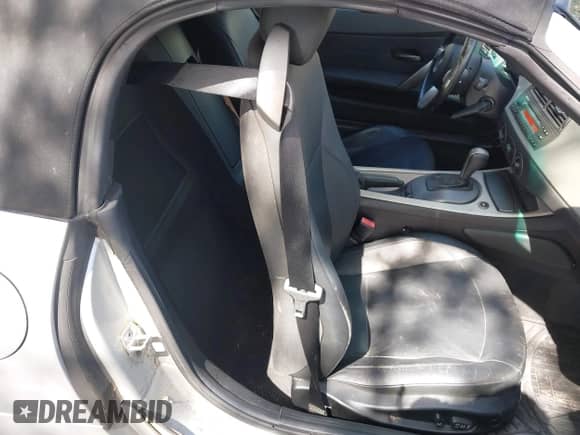 2004 BMW Z4 3.0i с VIN 4USBT53594LU08192, выставлен на аукционе IAAI как лот 42932044 с пробегом 80 191 миль миль и . История ставок и продаж доступна на DreamBid. Изображение 8.