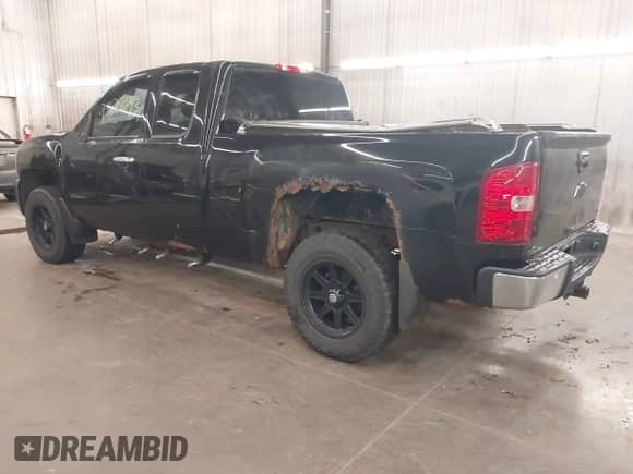 2011 Chevrolet Silverado 1500 LT z VIN 1GCRKSE32BZ402116, wystawiony jako IAAI lot #43266431 z przebiegiem 152 369 mil mil oraz . Historia ofert i sprzedaży dostępna na DreamBid. Obrazek 3.