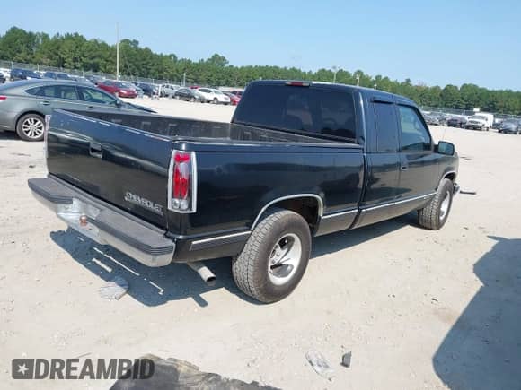 1998 Chevrolet Silverado 1500 z VIN 2GCEC19R7W1103854, wystawiony jako IAAI lot #43234033 z przebiegiem 276 944 mil mil oraz . Historia ofert i sprzedaży dostępna na DreamBid. Obrazek 4.
