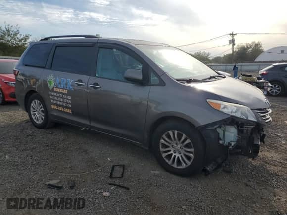 2017 Toyota Sienna XLE z VIN 5TDYZ3DCXHS778099, wystawiony jako Copart lot #82123545 z przebiegiem 194 083 mil mil oraz Szkoda całkowita • Salvage title. Historia ofert i sprzedaży dostępna na DreamBid. Obrazek 4.