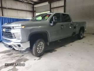 2024 Chevrolet Silverado 2500HD LT z VIN 1GC4YNE7XRF469748, wystawiony jako Copart lot #57577535 z przebiegiem 25 784 mil mil oraz Czysty tytuł • Clean title. Historia ofert i sprzedaży dostępna na DreamBid. Obrazek 1.