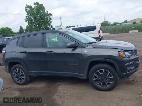 2019 Jeep Compass Trailhawk z VIN 3C4NJDDB8KT722053, wystawiony jako IAAI lot #42634252 z przebiegiem 69 628 mil mil oraz . Historia ofert i sprzedaży dostępna na DreamBid. Obrazek 13.