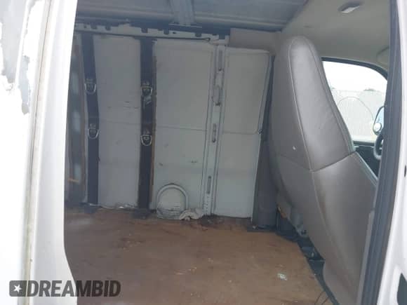 2005 Chevrolet Express Cargo z VIN 1GCFG15X151117900, wystawiony jako IAAI lot #42891098 z przebiegiem 315 393 mil mil oraz . Historia ofert i sprzedaży dostępna na DreamBid. Obrazek 8.