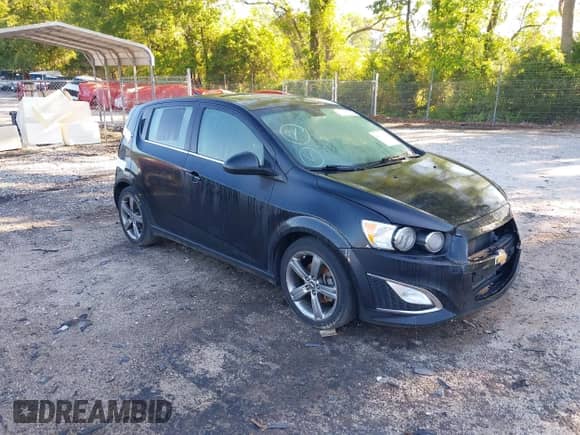 2013 Chevrolet Sonic RS z VIN 1G1JH6SB9D4176972, wystawiony jako IAAI lot #42191316 z przebiegiem 85 102 mil mil oraz . Historia ofert i sprzedaży dostępna na DreamBid. Obrazek 1.