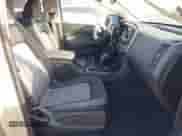 2022 Chevrolet Colorado 2WD Z71 z VIN 1GCGSDEN9N1332637, wystawiony jako IAAI lot #42109595 z przebiegiem 2 740 mil mil oraz . Historia ofert i sprzedaży dostępna na DreamBid. Obrazek 5.