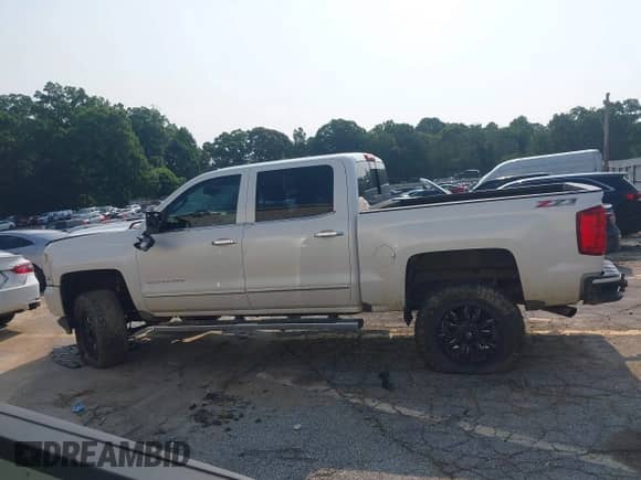 2017 Chevrolet Silverado 1500 LTZ z VIN 3GCUKSEC7HG489756, wystawiony jako IAAI lot #42365780 z przebiegiem 94 422 mil mil oraz . Historia ofert i sprzedaży dostępna na DreamBid. Obrazek 14.