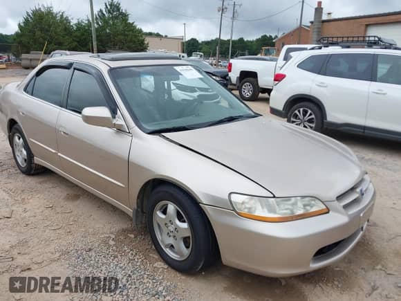2000 Honda Accord EX with VIN 1HGCG1652YA083990, listed as a IAAI auction lot 42948680 with 188,501 mi miles and . Bid and sale history available at DreamBid. Image 1.