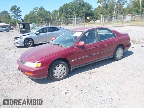 1996 Honda Accord LX z VIN 1HGCD5633TA077784, wystawiony jako IAAI lot #43302358 z przebiegiem 235 003 mil mil oraz . Historia ofert i sprzedaży dostępna na DreamBid. Obrazek 2.