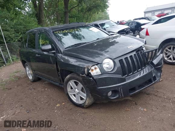 2010 Jeep Compass Sport z VIN 1J4NT1FB9AD677161, wystawiony jako IAAI lot #42686377 z przebiegiem 177 564 mil mil oraz . Historia ofert i sprzedaży dostępna na DreamBid. Obrazek 1.