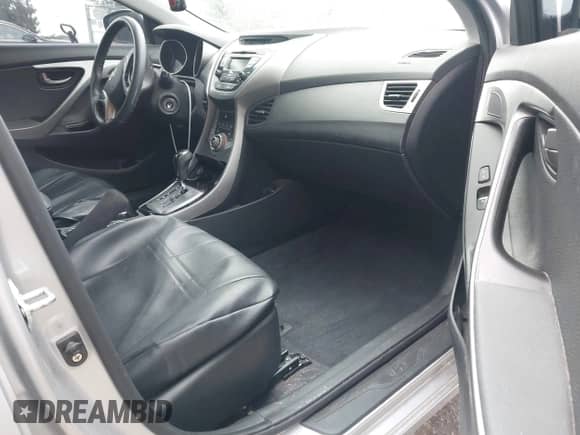 2013 Hyundai Elantra GLS z VIN KMHDH4AE6DU779474, wystawiony jako IAAI lot #42569044 z przebiegiem 95 106 mil mil oraz . Historia ofert i sprzedaży dostępna na DreamBid. Obrazek 5.