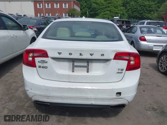2015 Volvo S60 T5 Premier с VIN YV1612TB8F1317893, выставлен на аукционе IAAI как лот 42310908 с пробегом 150 924 миль миль и . История ставок и продаж доступна на DreamBid. Изображение 16.