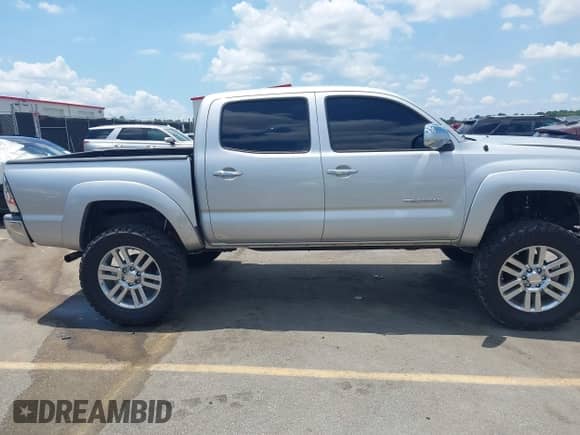 2010 Toyota Tacoma PreRunner z VIN 3TMJU4GN5AM093419, wystawiony jako IAAI lot #42882575 z przebiegiem 227 641 mil mil oraz . Historia ofert i sprzedaży dostępna na DreamBid. Obrazek 13.