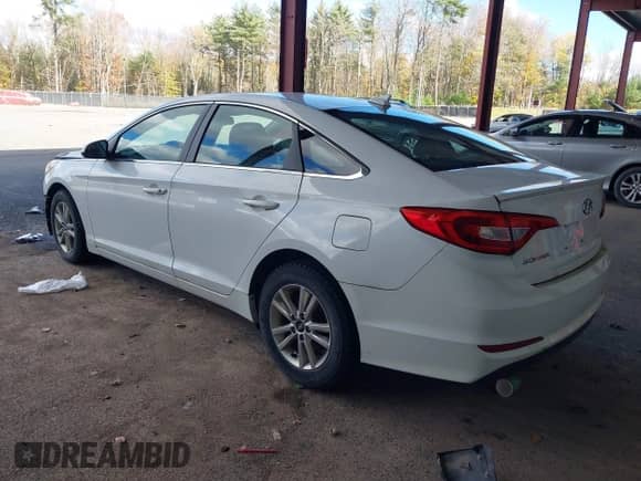 2016 Hyundai Sonata SE with VIN 5NPE24AF6GH426900, listed as a IAAI auction lot 43510995 with 185,024 mi miles and . Bid and sale history available at DreamBid. Image 3.