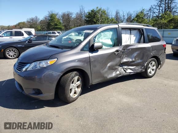 2017 Toyota Sienna LE Auto Access Seat z VIN 5TDKZ3DC9HS824849, wystawiony jako Copart lot #68481085 z przebiegiem Nie podano mil oraz Szkoda całkowita • Salvage title. Historia ofert i sprzedaży dostępna na DreamBid. Obrazek 1.