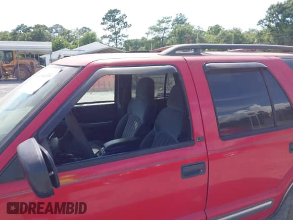 1999 Chevrolet Blazer LT z VIN 1GNCS13W2X2243229, wystawiony jako IAAI lot #42614539 z przebiegiem Nie podano mil oraz . Historia ofert i sprzedaży dostępna na DreamBid. Obrazek 6.