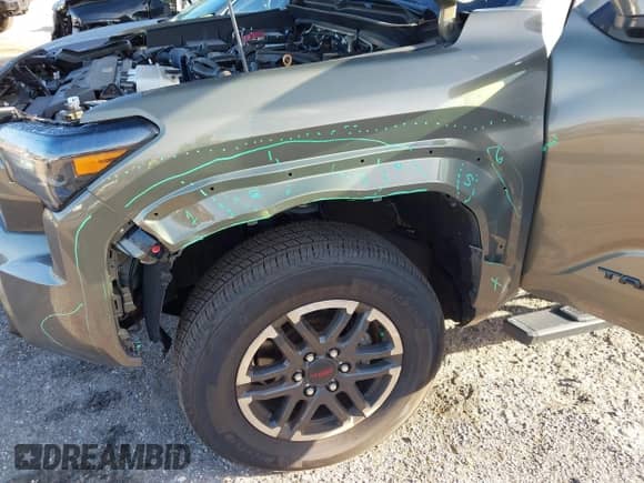 2025 Toyota Tacoma SR5 z VIN 3TMKB5FN4SM025034, wystawiony jako IAAI lot #43362553 z przebiegiem 16 757 mil mil oraz . Historia ofert i sprzedaży dostępna na DreamBid. Obrazek 6.