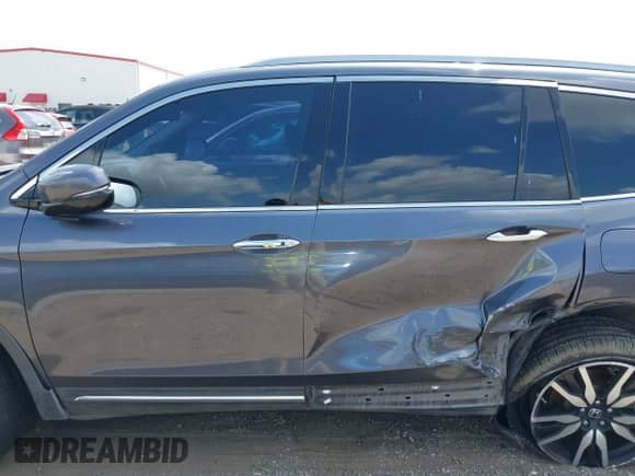 2019 Honda Pilot Touring 8-Passenger z VIN 5FNYF5H93KB010964, wystawiony jako IAAI lot #42743156 z przebiegiem 270 017 mil mil oraz . Historia ofert i sprzedaży dostępna na DreamBid. Obrazek 13.