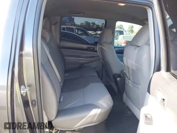 2015 Toyota Tacoma PreRunner z VIN 3TMJU4GNXFM177811, wystawiony jako IAAI lot #43176687 z przebiegiem 129 127 mil mil oraz . Historia ofert i sprzedaży dostępna na DreamBid. Obrazek 8.