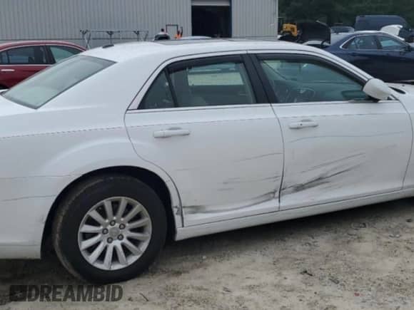 2013 Chrysler 300 с VIN 2C3CCAAG7DH518778, выставлен на аукционе Copart как лот 82035625 с пробегом 105 668 миль миль и Списание • Salvage title. История ставок и продаж доступна на DreamBid. Изображение 3.