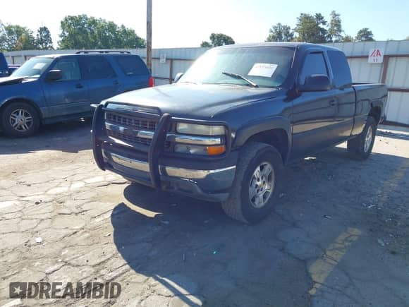 2000 Chevrolet Silverado 1500 LS z VIN 2GCEC19TXY1227986, wystawiony jako IAAI lot #43159851 z przebiegiem 300 863 mil mil oraz . Historia ofert i sprzedaży dostępna na DreamBid. Obrazek 17.