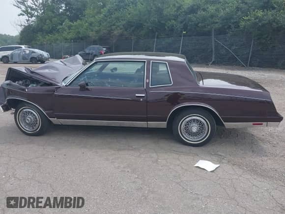 1985 Chevrolet Monte Carlo Sport z VIN 1G1GZ37Z0FR191636, wystawiony jako IAAI lot #42941028 z przebiegiem 63 817 mil mil oraz . Historia ofert i sprzedaży dostępna na DreamBid. Obrazek 14.