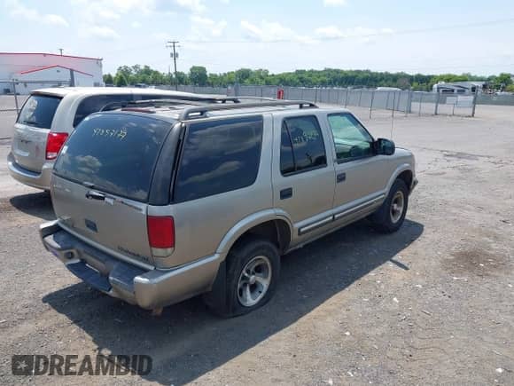 2001 Chevrolet Blazer LT with VIN 1GNCS13W912170500, listed as a IAAI auction lot 42857177 with 270,248 mi miles and . Bid and sale history available at DreamBid. Image 4.