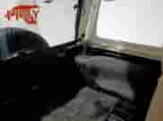 2001 Jeep Wrangler Sahara z VIN 1J4FA59S41P303519, wystawiony jako Copart lot #59899545 z przebiegiem 238 151 mil mil oraz Czysty tytuł • Clean title. Historia ofert i sprzedaży dostępna na DreamBid. Obrazek 10.