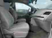 2013 Toyota Sienna LE AAS с VIN 5TDKK3DC6DS305613, выставлен на аукционе Copart как лот 66013225 с пробегом 87 778 миль миль и Списание • Salvage title. История ставок и продаж доступна на DreamBid. Изображение 7.