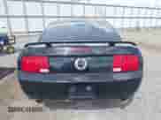 2007 Ford Mustang GT Deluxe z VIN 1ZVHT82H675250977, wystawiony jako IAAI lot #43314696 z przebiegiem 152 490 mil mil oraz . Historia ofert i sprzedaży dostępna na DreamBid. Obrazek 16.