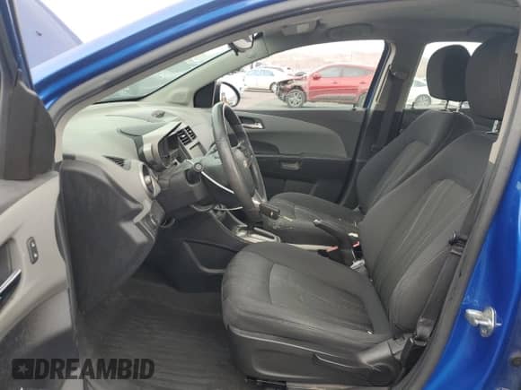 2016 Chevrolet Sonic LT z VIN 1G1JC5SB6G4150200, wystawiony jako Copart lot #86660004 z przebiegiem 63 914 mil mil oraz Szkoda całkowita • Salvage title. Historia ofert i sprzedaży dostępna na DreamBid. Obrazek 7.