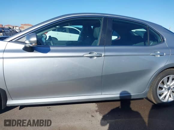 2023 Toyota Camry LE z VIN 4T1R11AK2PU828477, wystawiony jako IAAI lot #43449545 z przebiegiem 8 235 mil mil oraz . Historia ofert i sprzedaży dostępna na DreamBid. Obrazek 14.