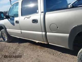 2002 Chevrolet Silverado 2500HD LS z VIN 1GCHK23182F194743, wystawiony jako IAAI lot #43521794 z przebiegiem 284 628 mil mil oraz . Historia ofert i sprzedaży dostępna na DreamBid. Obrazek 6.