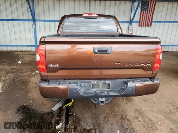 2017 Toyota Tundra Platinum с VIN 5TFAW5F11HX651690, выставлен на аукционе Copart как лот 69562075 с пробегом 67 829 миль миль и Списание • Salvage title. История ставок и продаж доступна на DreamBid. Изображение 6.