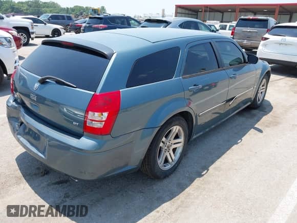 2005 Dodge Magnum RT with VIN 2D8GV58275H683290, listed as a IAAI auction lot 42436751 with 107,868 mi miles and . Bid and sale history available at DreamBid. Image 4.
