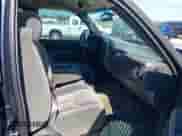 2006 Chevrolet Silverado 1500 LT1 z VIN 2GCEC13T861104368, wystawiony jako IAAI lot #43391074 z przebiegiem 264 407 mil mil oraz . Historia ofert i sprzedaży dostępna na DreamBid. Obrazek 5.