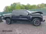 2024 Toyota Tacoma SR5 z VIN 3TMLB5JN4RM025895, wystawiony jako IAAI lot #42309915 z przebiegiem 23 530 mil mil oraz . Historia ofert i sprzedaży dostępna na DreamBid. Obrazek 14.
