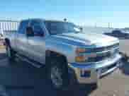 2015 Chevrolet Silverado 2500HD LT z VIN 1GC1KVE83FF653342, wystawiony jako IAAI lot #41970275 z przebiegiem 130 535 mil mil oraz . Historia ofert i sprzedaży dostępna na DreamBid. Obrazek 1.