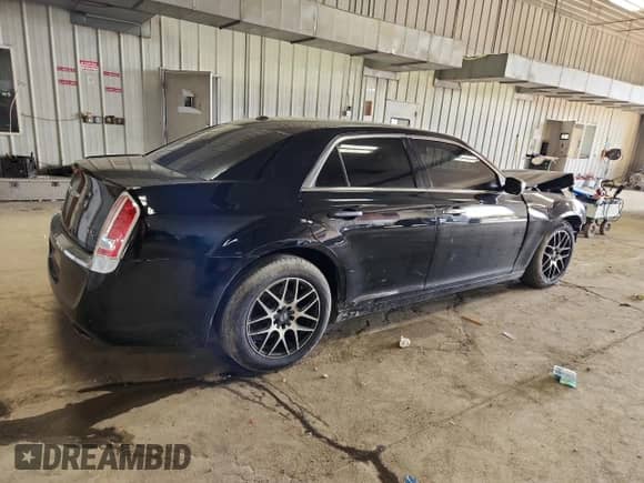 2013 Chrysler 300 C z VIN 2C3CCAET3DH697263, wystawiony jako Copart lot #82684335 z przebiegiem 145 983 mil mil oraz Nie do naprawy • Non repairable. Historia ofert i sprzedaży dostępna na DreamBid. Obrazek 3.
