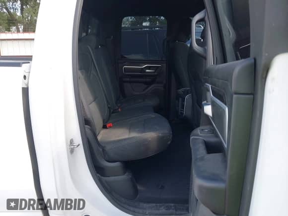 2022 Ram 1500 Big Horn z VIN 1C6RREBT8NN190343, wystawiony jako IAAI lot #42514747 z przebiegiem 65 593 mil mil oraz . Historia ofert i sprzedaży dostępna na DreamBid. Obrazek 8.