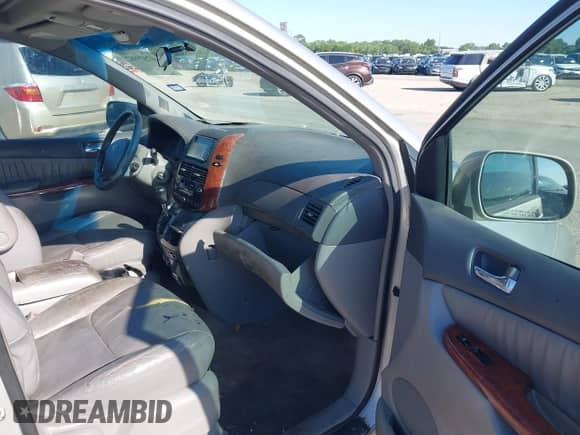 2004 Toyota Sienna XLE z VIN 5TDZA22C44S045985, wystawiony jako IAAI lot #42528082 z przebiegiem 206 894 mil mil oraz . Historia ofert i sprzedaży dostępna na DreamBid. Obrazek 5.