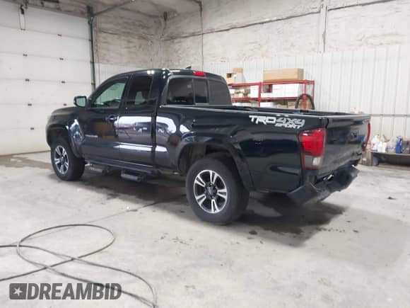 2019 Toyota Tacoma SR5 z VIN 5TFSZ5ANXKX174139, wystawiony jako IAAI lot #43035436 z przebiegiem 38 075 mil mil oraz . Historia ofert i sprzedaży dostępna na DreamBid. Obrazek 3.