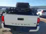 2023 Toyota Tacoma SR5 z VIN 3TMAZ5CN8PM202199, wystawiony jako IAAI lot #43493367 z przebiegiem 6 729 mil mil oraz . Historia ofert i sprzedaży dostępna na DreamBid. Obrazek 16.