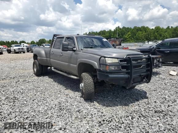 2006 Chevrolet Silverado 3500 DRW LT3 z VIN 1GCJK33DX6F190166, wystawiony jako Copart lot #62232075 z przebiegiem Nie podano mil oraz Szkoda całkowita • Salvage title. Historia ofert i sprzedaży dostępna na DreamBid. Obrazek 4.