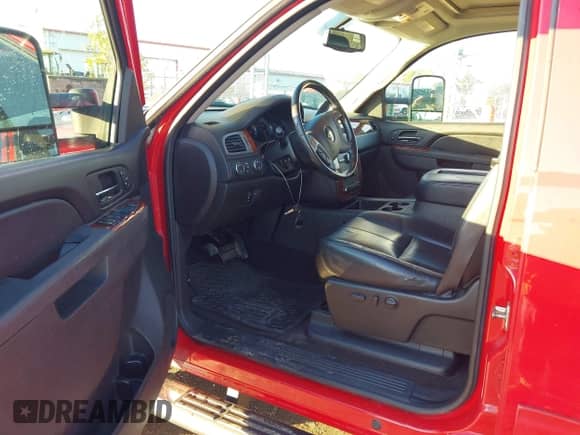 2011 Chevrolet Silverado 2500HD LTZ z VIN 1GC1KYCG6BF262384, wystawiony jako IAAI lot #43500521 z przebiegiem 83 037 mil mil oraz . Historia ofert i sprzedaży dostępna na DreamBid. Obrazek 19.